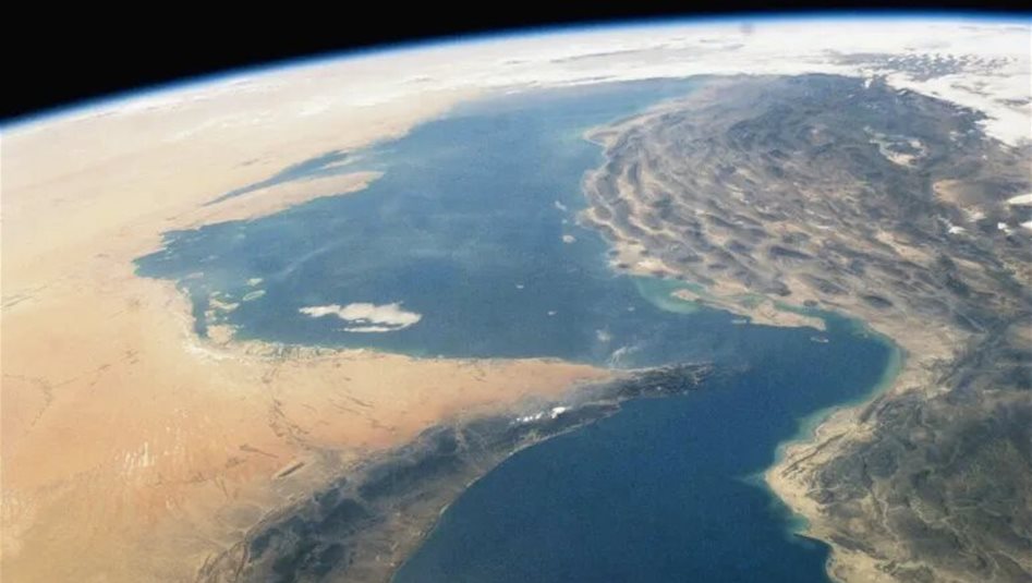 إصابة سفينة شحن بمقذوف مجهول في مضيق هرمز
