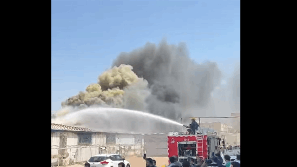 حريق داخل مذخر مستشفى الفيحاء بالبصرة وفرق الدفاع المدني تكافح النيران