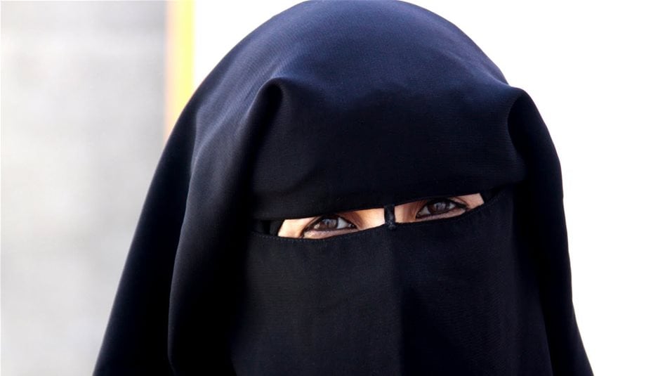 بضغط من اليمين المتطرف.. البرتغال تحظر تغطية الوجه في الأماكن العامة