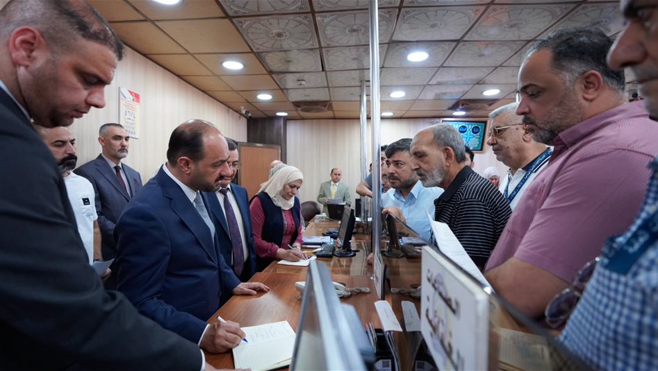 وزير الصناعة يوجه بتذليل العقبات والإسراع بإنجاز معاملات المراجعين