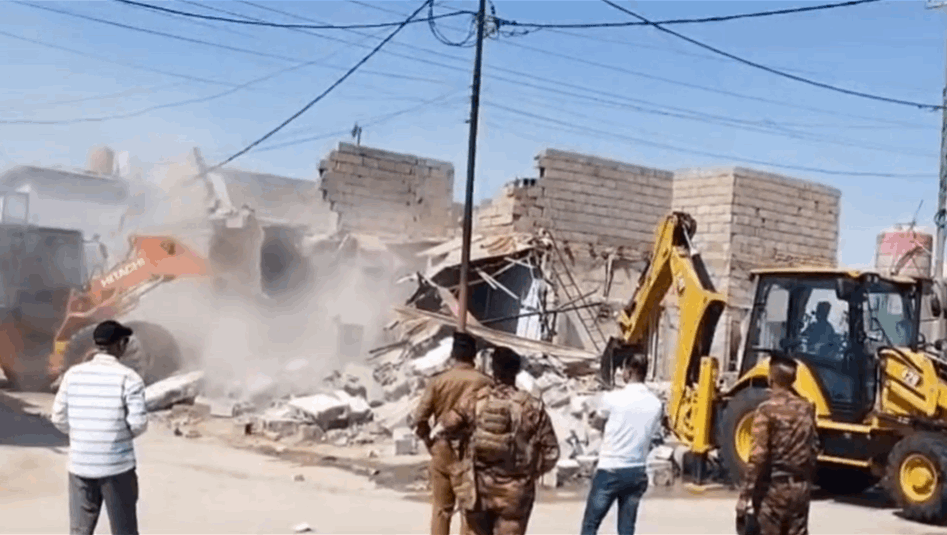 على خلفية جريمة قتل.. شرطة البصرة تزل دار تجاوز في منطقة الهندية (فيديو)