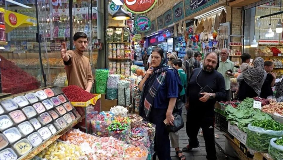 العقوبات تضيّق الخناق.. كيف تواجه طهران أزمة المعيشة؟