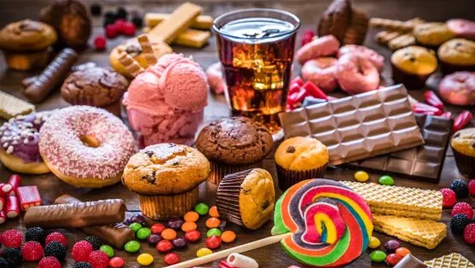 أسباب الرغبة المفاجئة في تناول السكريات بعد العشاء