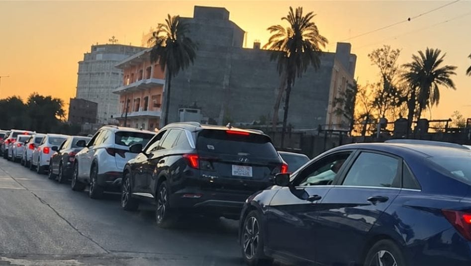 طوابير المركبات تعود امام محطات الوقود ببغداد.. مواطنون: هل الازمة أصبحت تتكرر شهريا؟