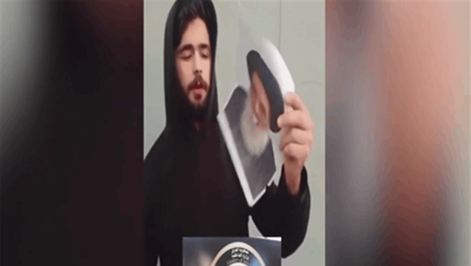 اعتقال شاب أحرق صورة السيد السيستاني في بغداد (فيديو)