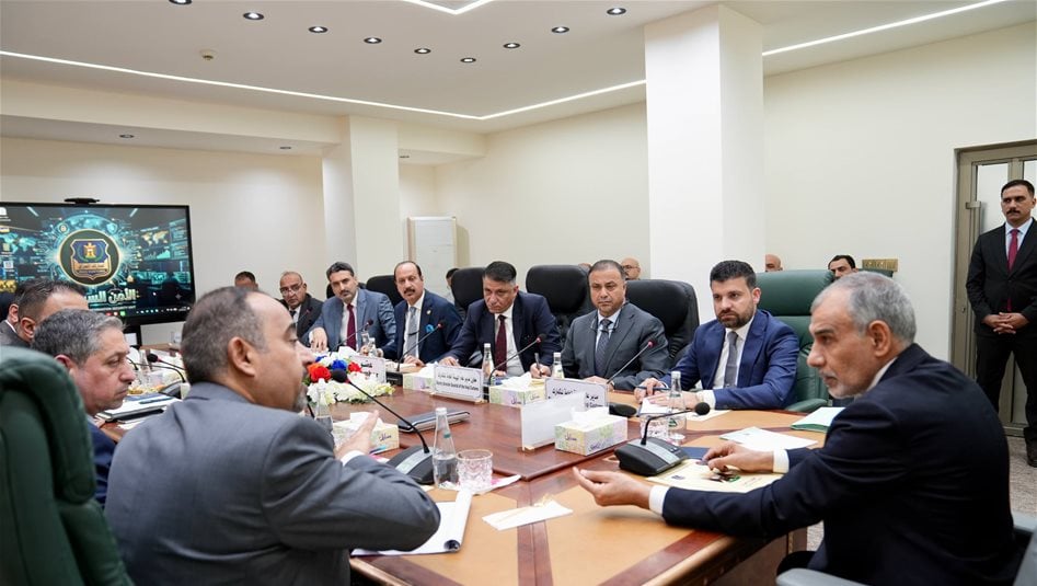 وزير المالية يوجه بمعالجة حالات الزخم في المراكز الكمركية