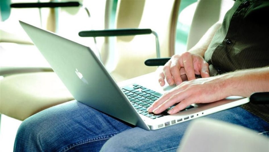 تحذير طبي من وضع الكمبيوتر المحمول مباشرة على الجسم