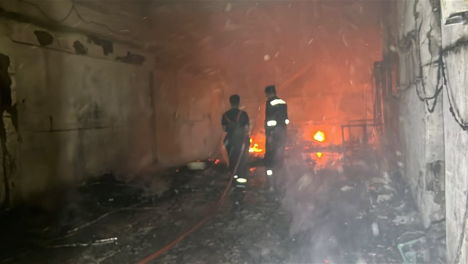 الدفاع المدني تخمد حريقاً بمعمل للنجارة في بغداد