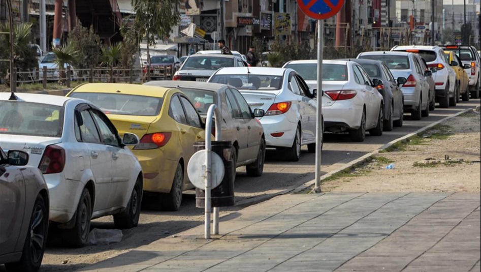 أزمة البنزين تتواصل.. طوابير طويلة ومواطنون يبيتون أمام المحطات بحثاً عن 20 لتراً