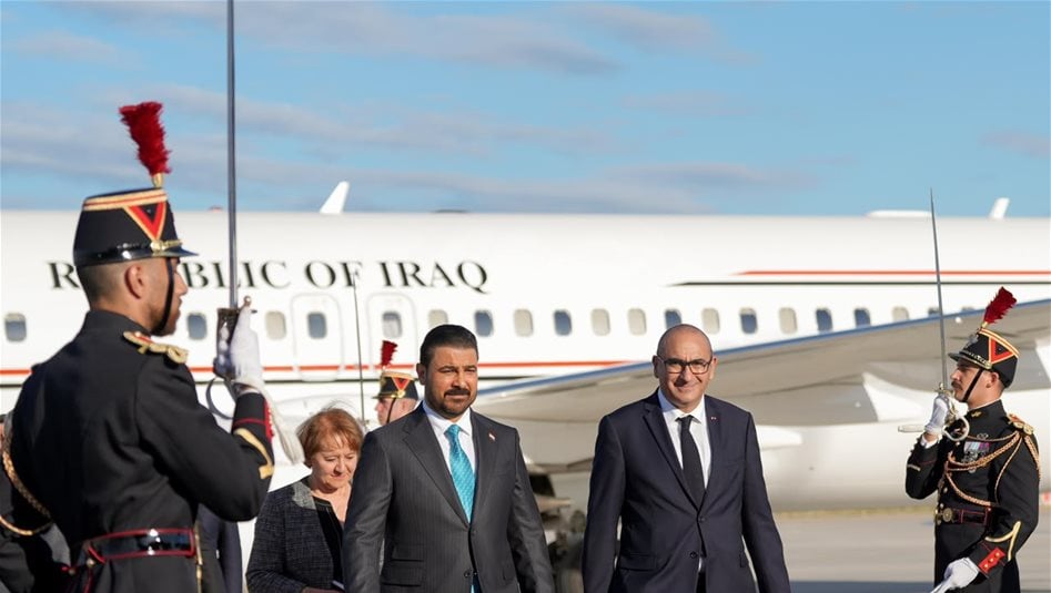 رئيس الوزراء يصل باريس