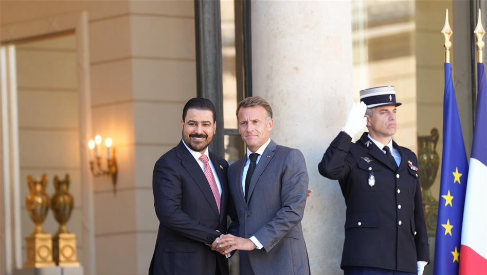 ماكرون يستقبل الزيدي بالأحضان والابتسامات.. صور من مراسم الاستقبال الرسمي لرئيس الوزراء في باريس