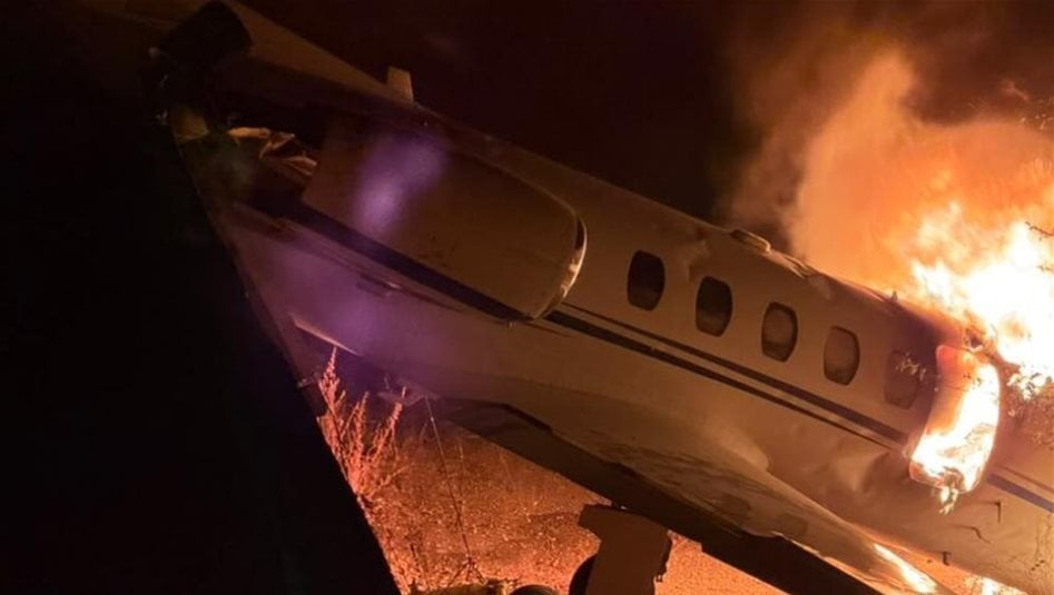 مغني شهير ينجو من الموت بأعجوبة بعد اشتعال النيران في طائرته