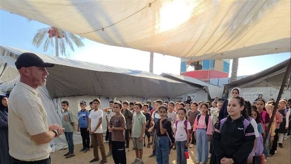 أبناء غزة يستهلون عامهم الدراسي الجديد بمدارس من الخيام (صور)