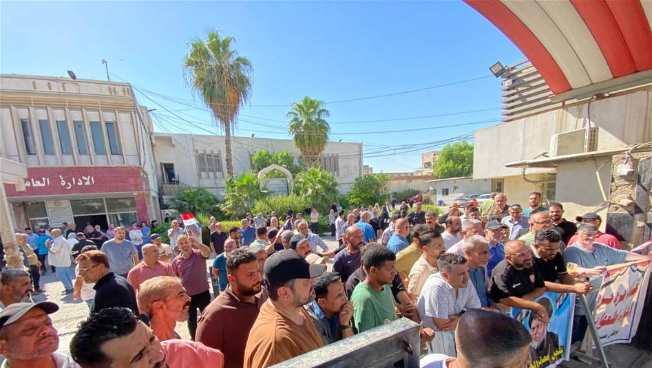 مصير مجهول لألفي موظف.. تظاهرة لموظفي النسيج والجلود احتجاجاً على بيع الشركة (صور)