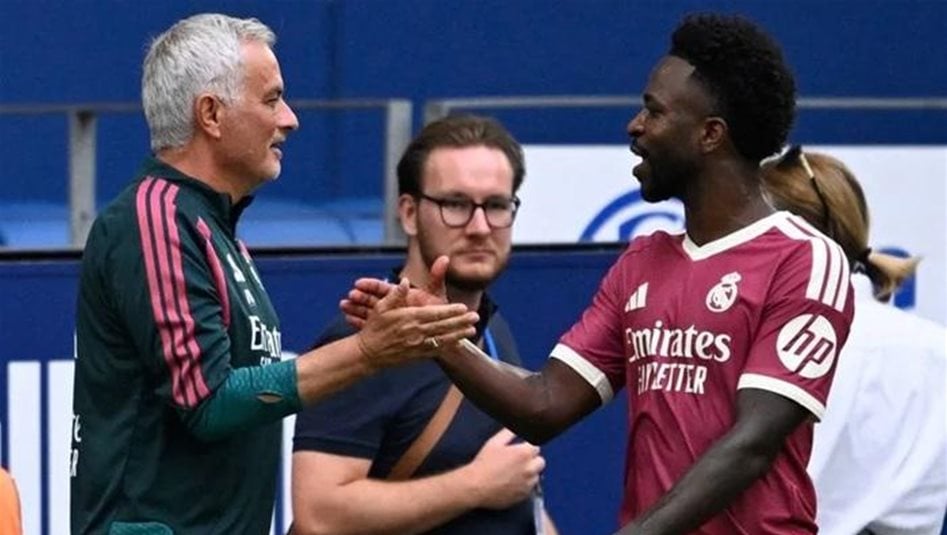 مورينيو يفقد صبره.. هل يفقد فينيسيوس مركزه في مدريد؟