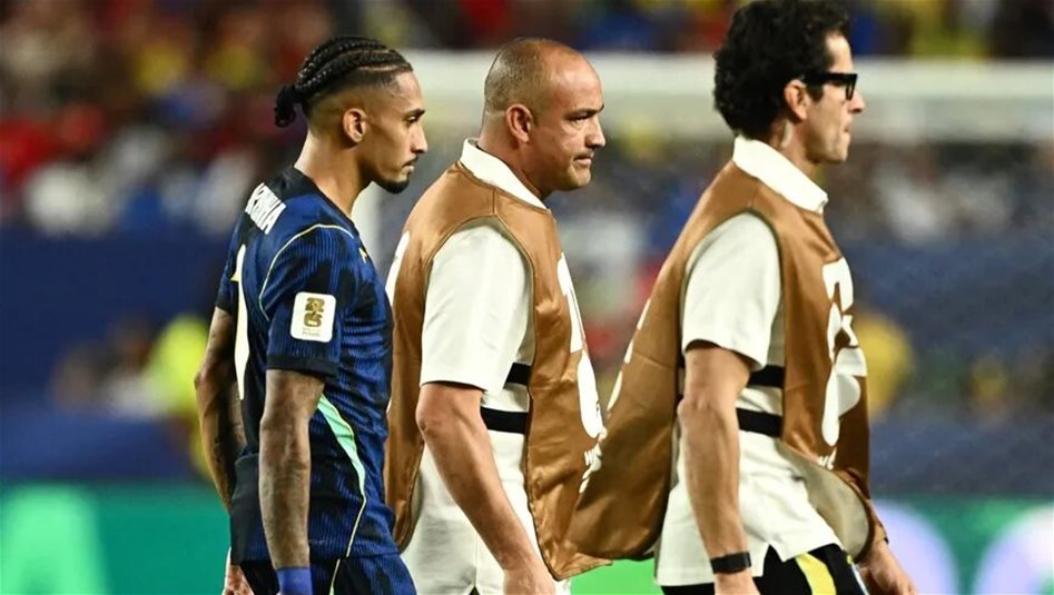 17 لاعباً دولياً يثيرون قلق برشلونة.. ورافينيا في دائرة الخطر