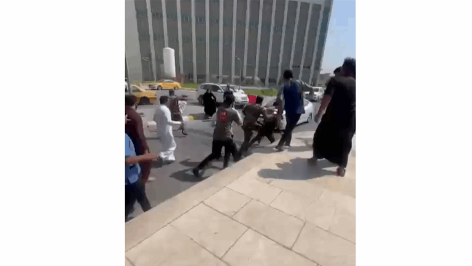 مشاجرة بالأيدي بين مرافقين وعناصر الأمن في مستشفى الحكيم بميسان (فيديو)