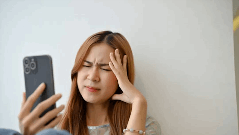 هل تشعر بالإرهاق بعد تصفح هاتفك لفترة طويلة؟.. خطوات لحماية صحتك النفسية