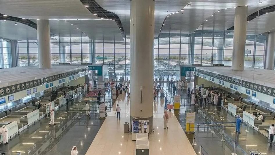السعودية.. مطار الملك خالد يدعو المسافرين للتحقق من رحلاتهم قبل التوجه إليه
