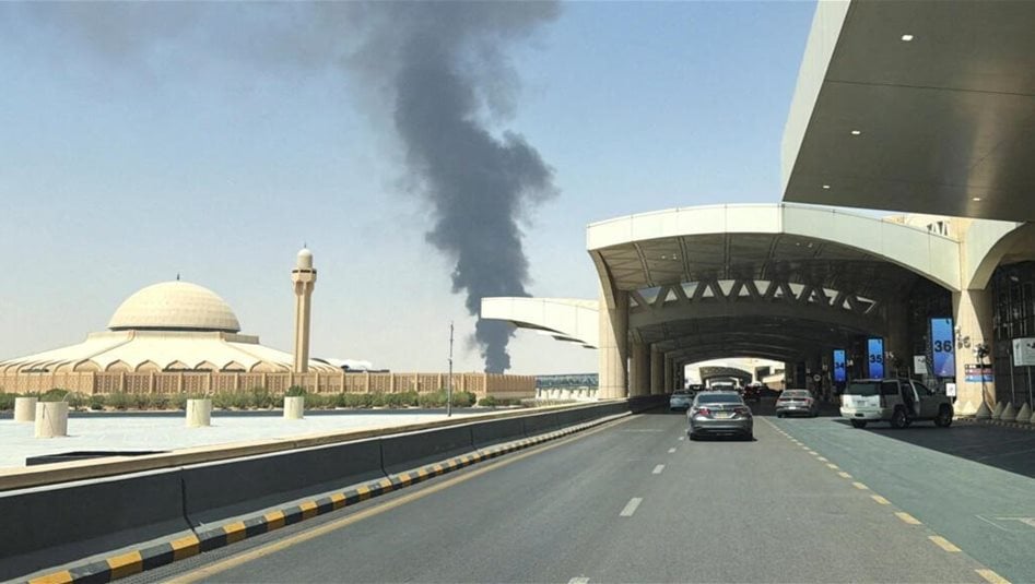 حريق في صالة المسافرين بمطار الملك خالد الدولي اثر مقذوف مجهول
