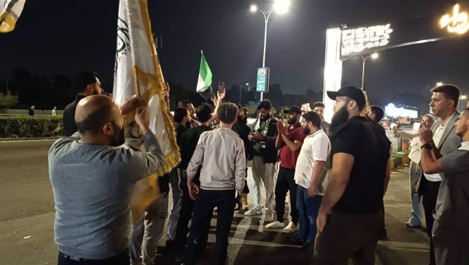 بالفيديو.. متطرفون سوريون يحاصرون صانع محتوى عراقي زار مرقد السيدة زينب (ع)