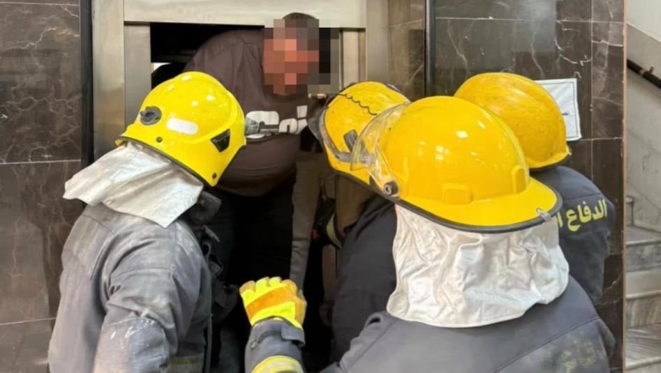 الدفاع المدني ينقذ أشخاصاً عالقين داخل مصعد كهربائي في الفلوجة