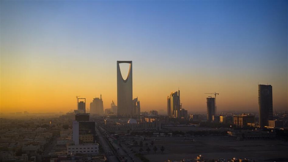 إصابة شخص وأضرار مادية بسقوط شظايا صاروخين في الرياض