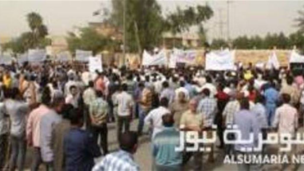 المئات يتظاهرون شمالي البصرة احتجاجاً على تردي الخدمات