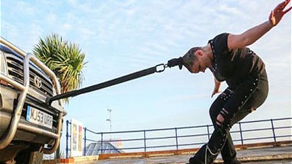 شعرها الخارق مكّنها من سحب سيارة بوزن 2.5 طن