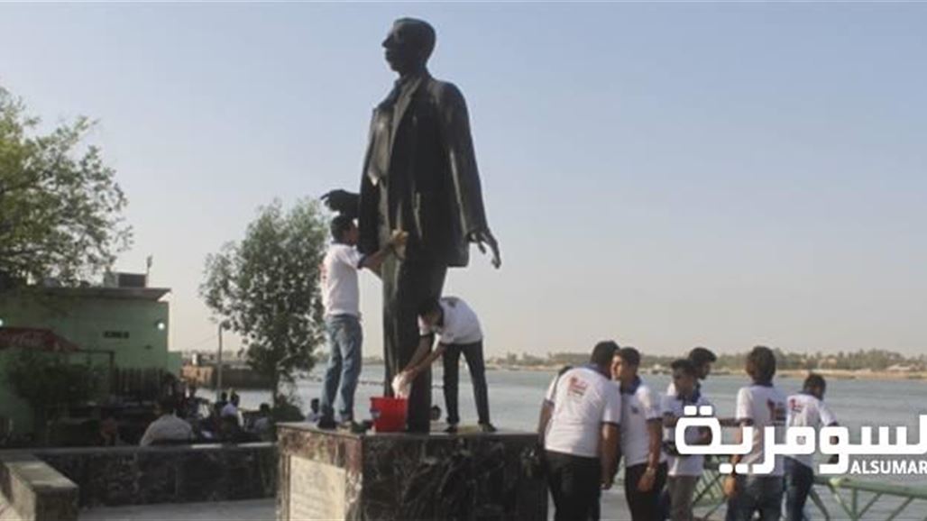 متطوعون شباب ينظفون تماثيل البصرة بعد إهمالها من المؤسسات البلدية