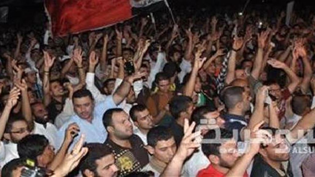 متظاهرون يقطعون شارع بغداد في البصرة احتجاجاً على تردي الخدمات