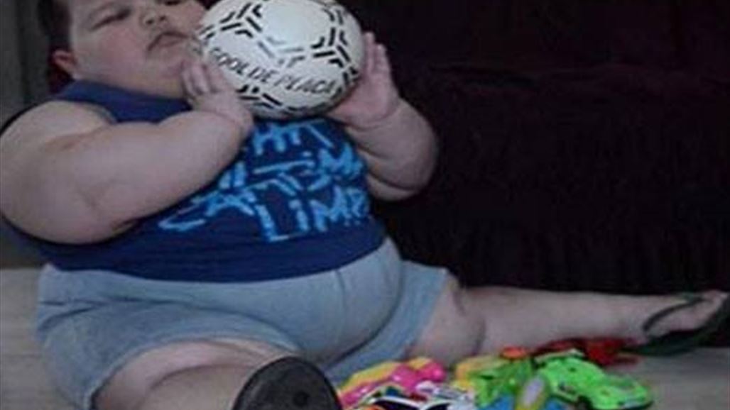 بالصور : طفل في الثالثة يبلغ 70 كيلوغراما