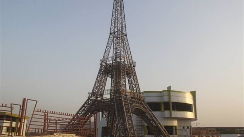 برج إيفل مصغر في مدينة ألعاب قيد الإنشاء بالبصرة يثير اهتمام البصريين