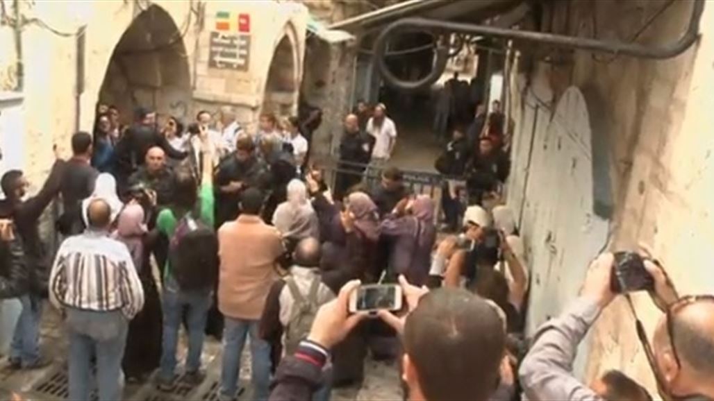إسرائيل تعيد فتح المسجد الأقصى مع منع دخول الرجال دون 50 عاما