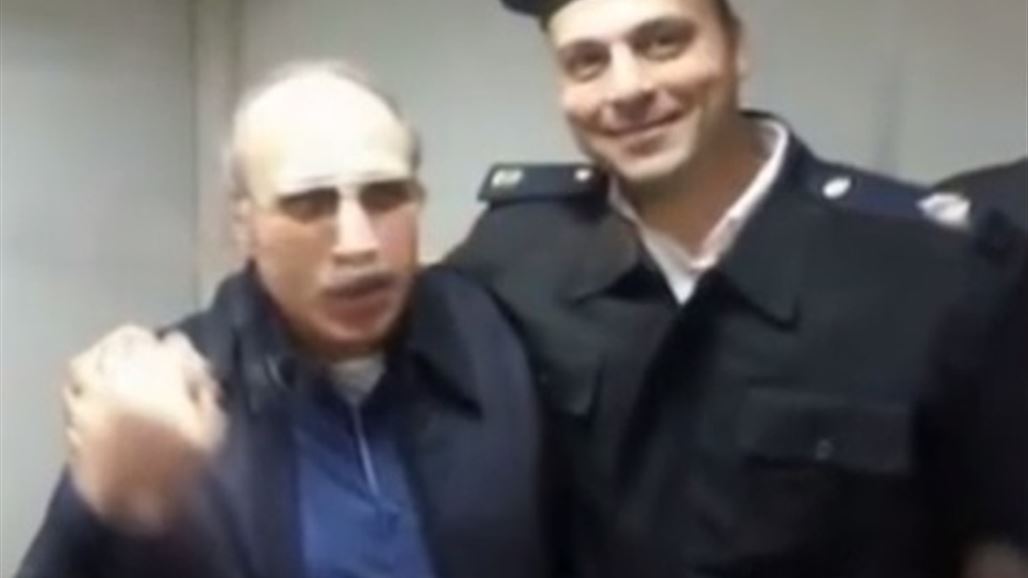 بعد حصوله على البراءة .. العادلي يلتقط "سيلفي" مع الضابط المكلّف بحراسته