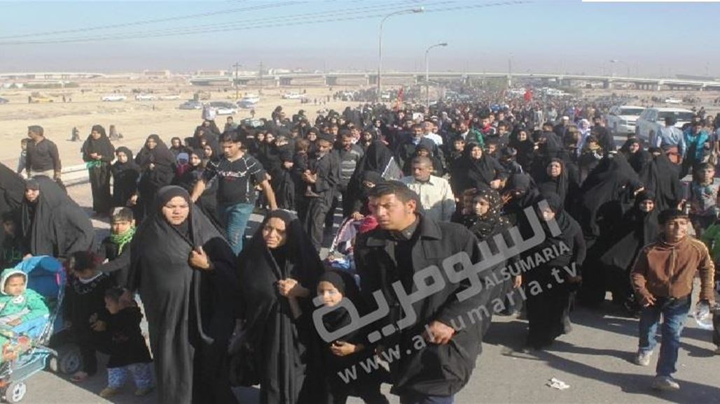 آلاف المواطنين بالبصرة يقصدون جامع الخطوة سيراً على الأقدام بمناسبة الأربعينية