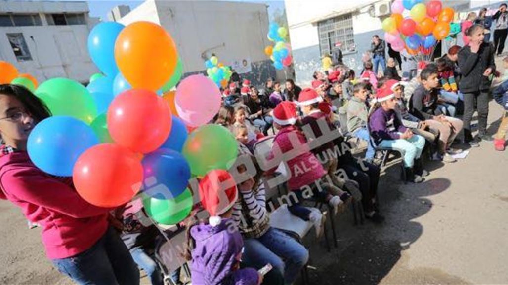 بالصور.. مسيحيون يحتفلون في مدرسة ببغداد بعد أن ضاقت بهم الموصل