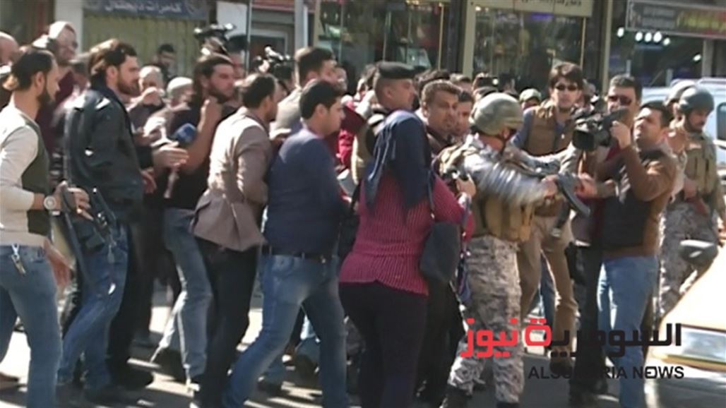 السومرية نيوز توثق بالصور اعتداء عناصر شرطة على صحفيين وسط بغداد اليوم