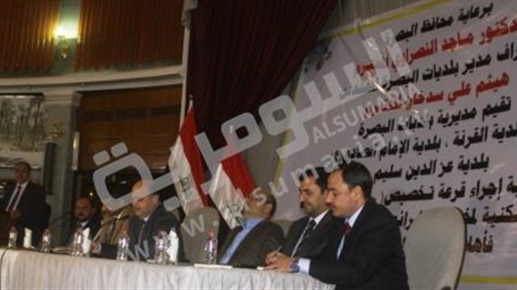 الحكومة المحلية بالبصرة توزع سندات قطع أراض على مئات المواطنين