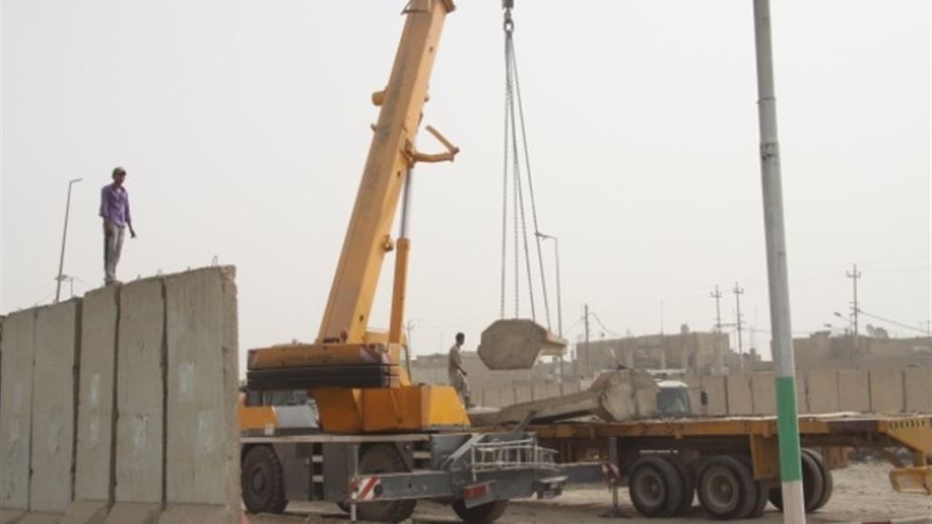 امانة بغداد تباشر برفع الحواجز والكتل الكونكريتية في حي الخضراء غربي العاصمة