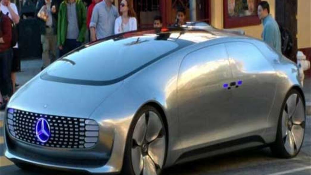 سيارة مرسيدس بدون سائق تدهش المارة !