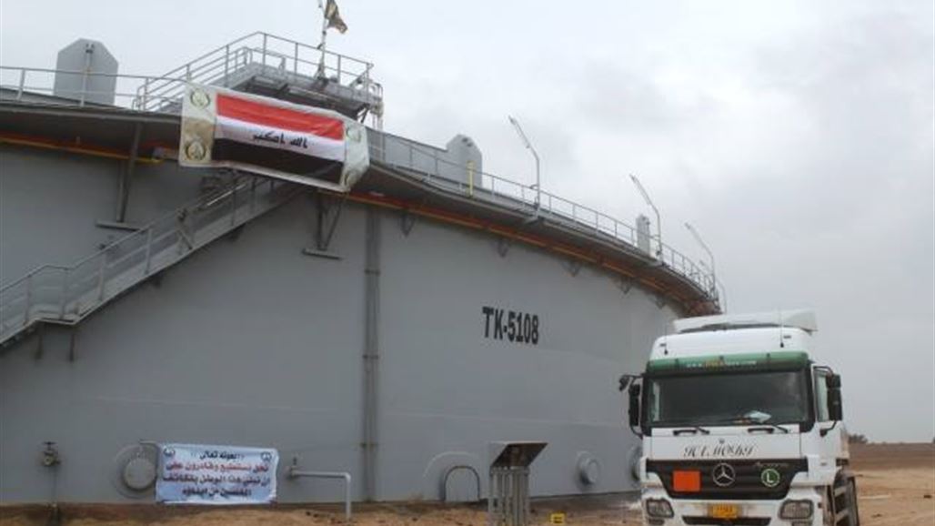 عشرات الخريجين العاطلين يتظاهرون قرب مستودع الفاو النفطي للمطالبة بتوظيفهم