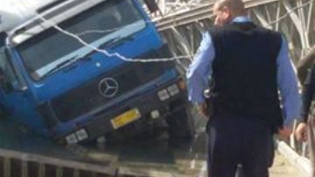 بالصور.. سيارة محملة بالرمل تتسبب بانهيار جسر جنوب الديوانية