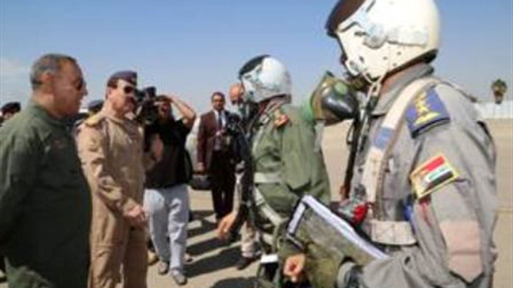بالصور .. وزير الدفاع يقود طائرة حربية بنفسه لقصف "داعش"