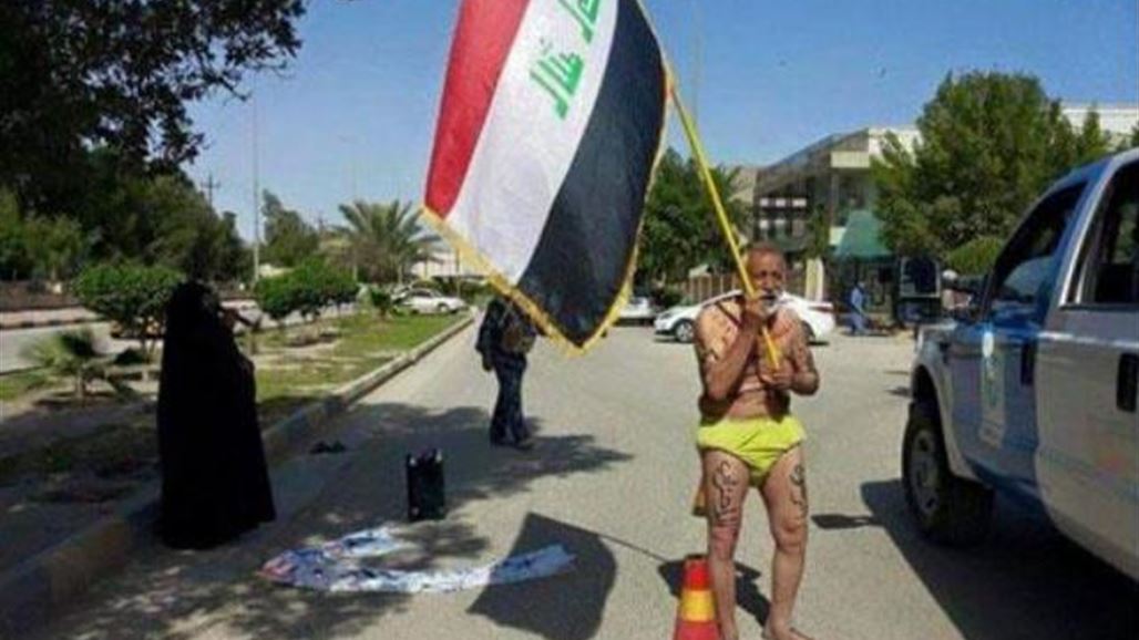 صور مسن يتظاهر عارياً لتعيين ابنته تهز مشاعر العراقيين بمواقع التواصل