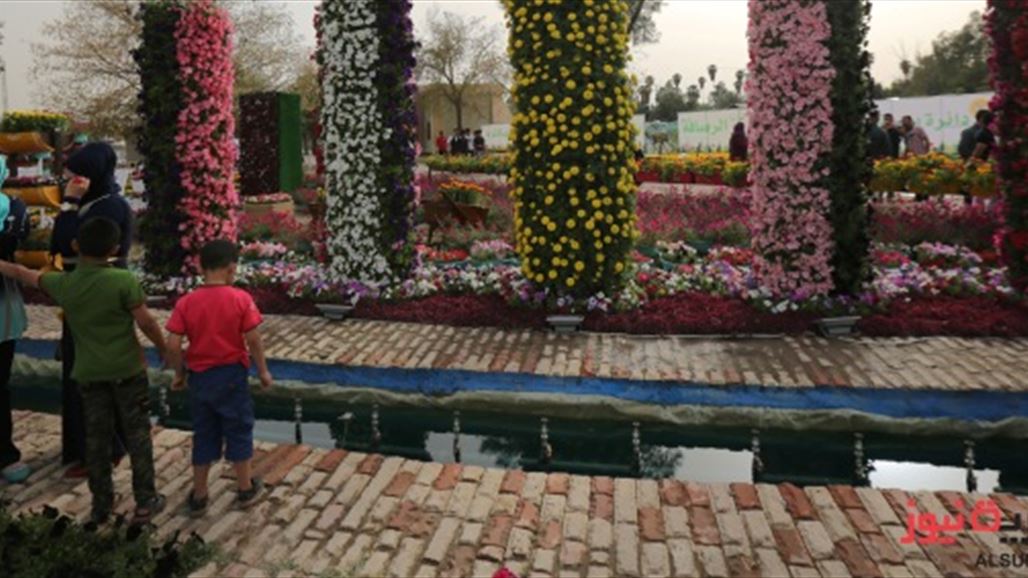 بالصور.. زهور وعروض أزياء ترسم البهجة على وجه بغداد