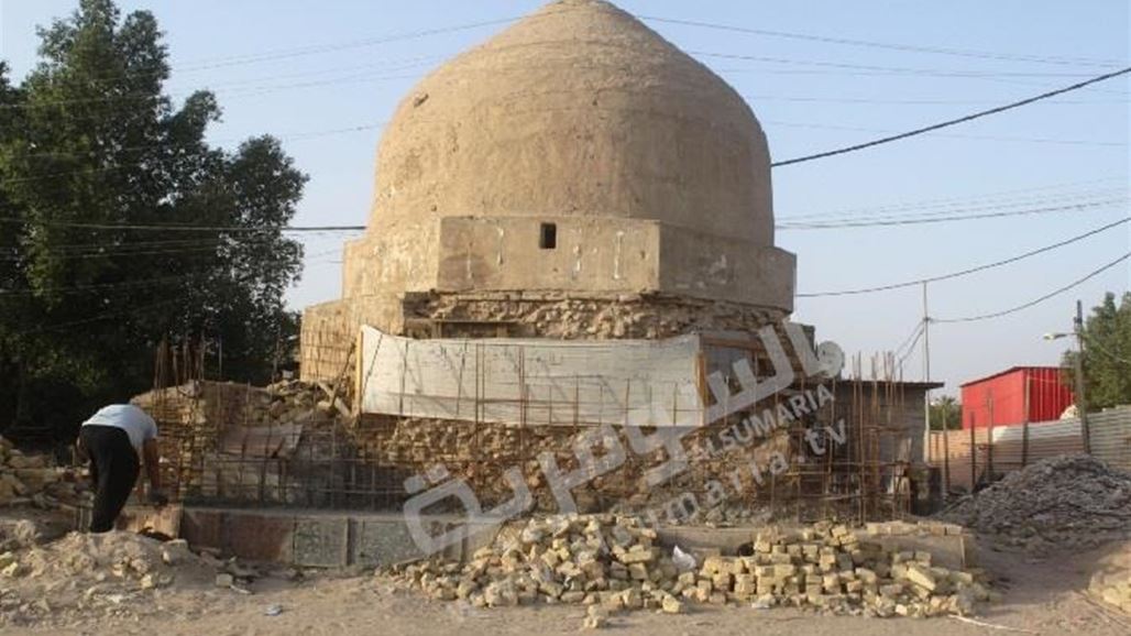 بإلحاح من ولده.. سائق سيارة أجرة يرمم على نفقته معلماً تأريخياً مهملاً في البصرة