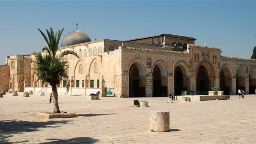 مستوطنون يهود يقتحمون المسجد الأقصى وينفذون جولات استفزازية في مرافقه