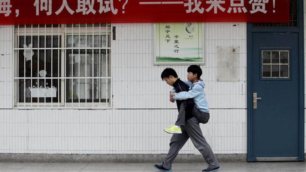 بالصور لهذا السبب يحمل صديقه على ظهره منذ 3 سنوات