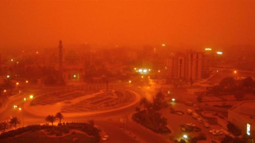 بالصور.. انهيار سياج منزل واعمدة انارة واتصالات ببغداد بسبب عاصفة الامس